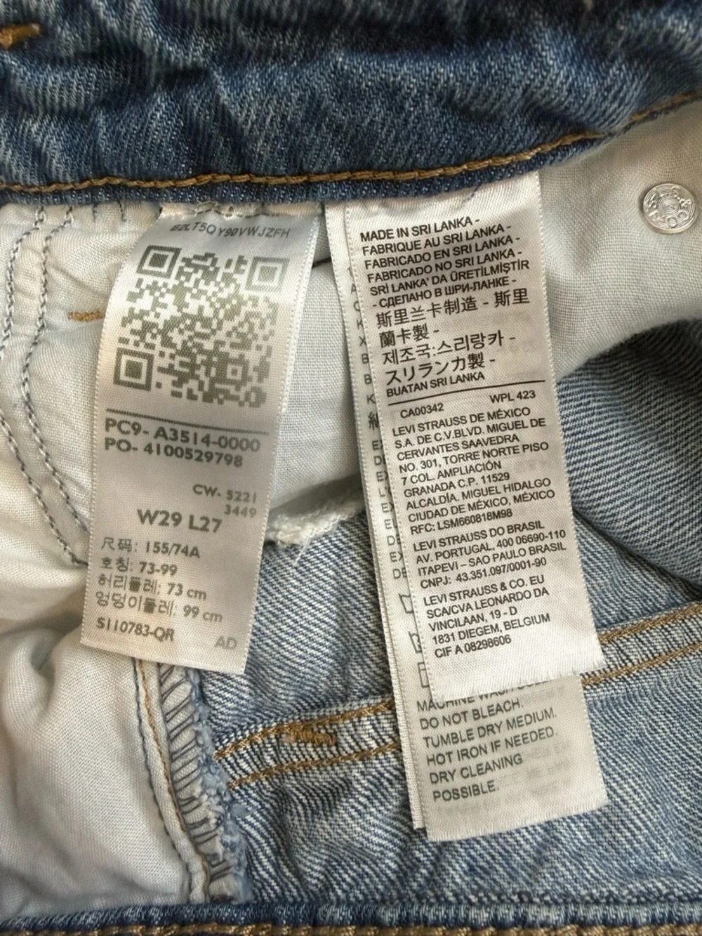 Levi's High Waisted Notch Mom Jeans, Button Fly Size 29 Tapered Leg